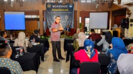 Wakil Ketua Komisi X DPR-RI Dede Yusuf Memberikan Pemaparan pada acara Workshop pendidikan yang digelar Pusat Kurikulum Kemdikbud Ristek dengan diikuti lebih dari 100 guru dan kepala sekolah dari Kabupaten Bandung dan Kabupaten Bandung Barat di Sutan Raja Hotel Soreang, Kabupaten Bandung, Sabtu (21/1/2023)
