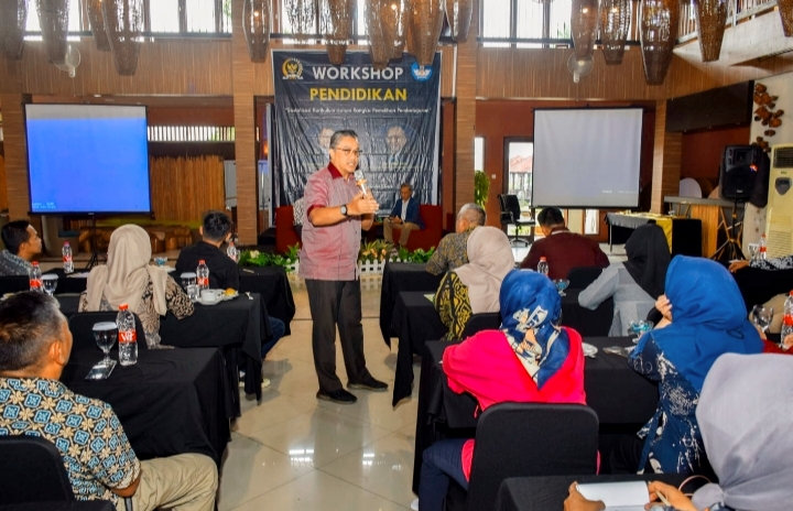 Wakil Ketua Komisi X DPR-RI Dede Yusuf Memberikan Pemaparan pada acara Workshop pendidikan yang digelar Pusat Kurikulum Kemdikbud Ristek dengan diikuti lebih dari 100 guru dan kepala sekolah dari Kabupaten Bandung dan Kabupaten Bandung Barat di Sutan Raja Hotel Soreang, Kabupaten Bandung, Sabtu (21/1/2023)