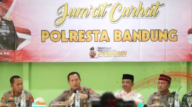 Kapolresta Bandung Kombes pol Kusworo Wibowo didampingi Wakapolresta Bandung AKBP Imron Ermawan dalam agenda Jum'at Curhat yang di laksanakan di Aula Desa Margahayu Selatan. Jum'at 20 Januari 2023.