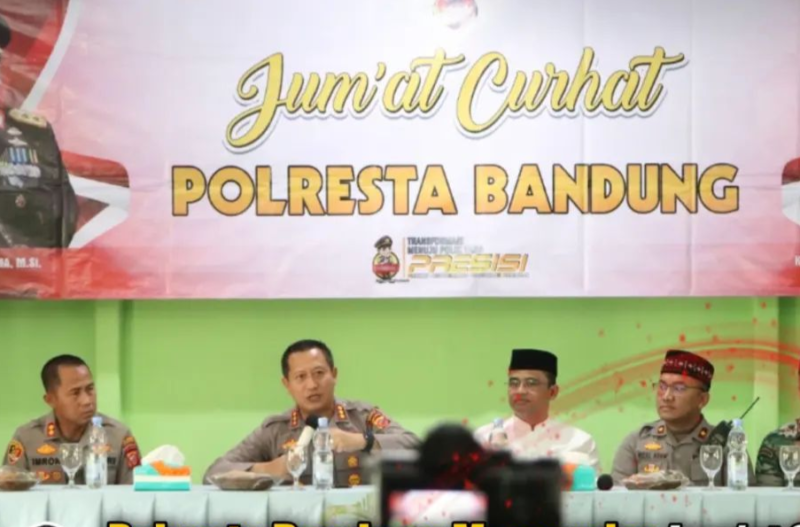 Kapolresta Bandung Kombes pol Kusworo Wibowo didampingi Wakapolresta Bandung AKBP Imron Ermawan dalam agenda Jum'at Curhat yang di laksanakan di Aula Desa Margahayu Selatan. Jum'at 20 Januari 2023.