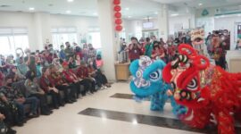 Atraksi barongsai berkeliling di RS UKM sambil melakukan atraksi di hadapan para pasien. atraksi barongsai itu tidak menggunakan musik yang terlalu bising sehingga kenyamanan para pasien pun tidak terganggu.