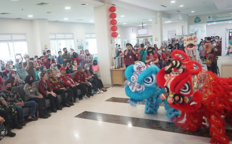 Atraksi barongsai berkeliling di RS UKM sambil melakukan atraksi di hadapan para pasien. atraksi barongsai itu tidak menggunakan musik yang terlalu bising sehingga kenyamanan para pasien pun tidak terganggu.