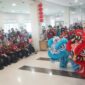 Atraksi barongsai berkeliling di RS UKM sambil melakukan atraksi di hadapan para pasien. atraksi barongsai itu tidak menggunakan musik yang terlalu bising sehingga kenyamanan para pasien pun tidak terganggu.