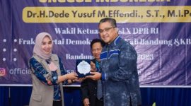 Wakil Ketua Komisi X DPR RI Dede Yusuf menerima plakat cindera mata usai memberikan kuliah umum untuk civitas akademika STIA Bagasasi Bandung di Hotel Horizon Kota Bandung. Jumat (27/1/2023)