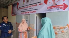 Anggota Komisi VII DPR-RI Dipl.Ing.Hj. Diah Nurwitasari, M.I.Pol. meresmikan bantuan pembangunan MCK di Bojongsari Kecamatan Bojongsoang Kabupaten Bandung. Senin 23 Januari 2023