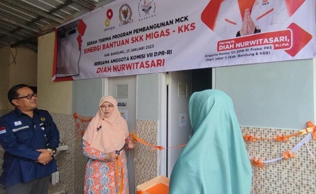 Anggota Komisi VII DPR-RI Dipl.Ing.Hj. Diah Nurwitasari, M.I.Pol. meresmikan bantuan pembangunan MCK di Bojongsari Kecamatan Bojongsoang Kabupaten Bandung. Senin 23 Januari 2023