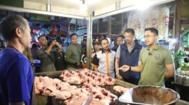 Bupati Bandung Barat Hengky Kurniawan menyambangi pedagang pasar panorama lembang. Yakinkan pedagang Pasar Panorama Lembang masih milik Pemkab Bandung Barat, Minggu 22 Januari 2023.