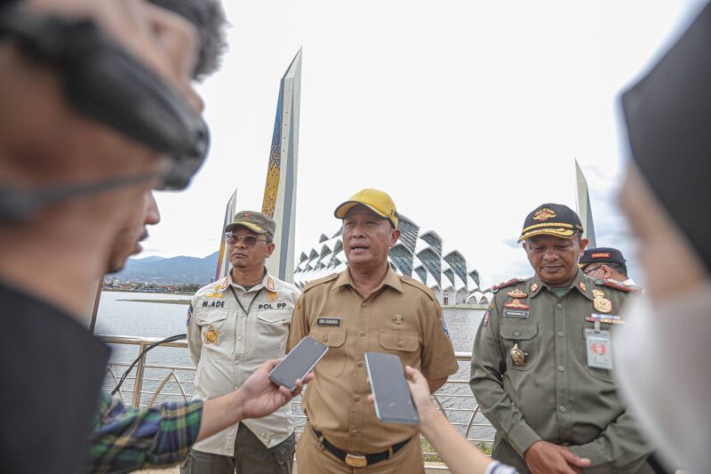 Sekretaris Daerah Kota Bandung memastikan menyebut Pemkot Bandung akan membantu Pemprov Jabar dalam menjaga dan memakmurkan Masjid Raya Al Jabbar.