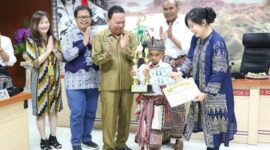 Caesar Archangels Hendrik Meo Tnunay alias Nono yang baru saja meraih juara 1 kompetisi matematika bergengsi dari Amerika Serikat menerima penghargaan dan apresiasi dari Gubernur NTT Kupang, Viktor Bungtilu Laiskodat