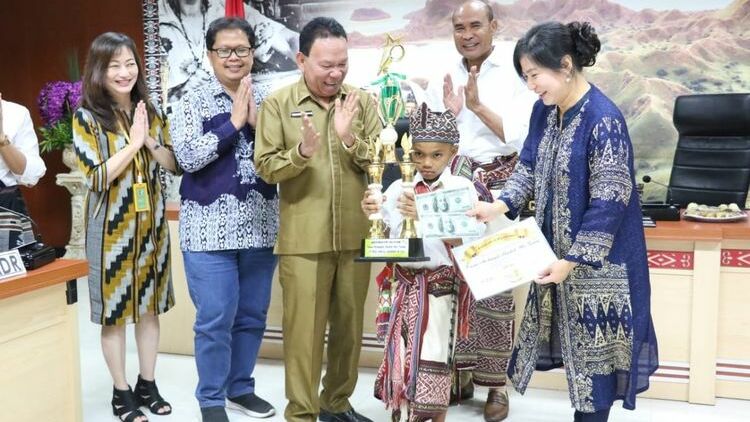 Caesar Archangels Hendrik Meo Tnunay alias Nono yang baru saja meraih juara 1 kompetisi matematika bergengsi dari Amerika Serikat menerima penghargaan dan apresiasi dari Gubernur NTT Kupang, Viktor Bungtilu Laiskodat