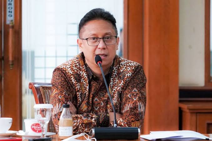 Menteri Kesehatan Budi Gunadi Sadikin menyatakan masyarakat tidak perlu menggunakan masker di ruang terbuka bila merasa sehat setelah pencabutan Pemberlakukan Pembatasan Kegiatan Masyarakat (PPKM).