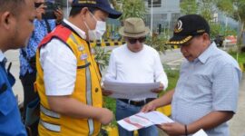 Sekretaris Komisi IV DPRD Provinsi Jawa Barat Buky Wibawa Karya Guna didampingi anggota Komisi IV DPRD Jabar Jajang Rohana saat kunjungan kerja komisi di ruas Tol Cisumdawu, Selasa (20/12/2022).