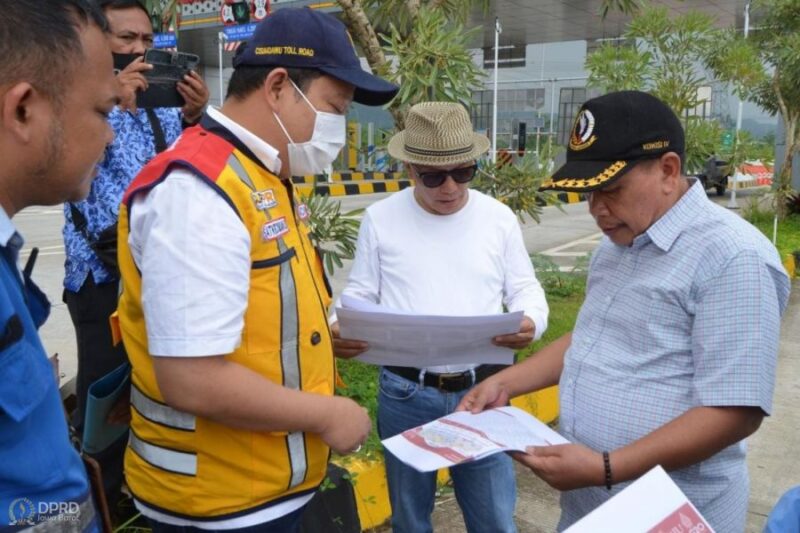 Sekretaris Komisi IV DPRD Provinsi Jawa Barat Buky Wibawa Karya Guna didampingi anggota Komisi IV DPRD Jabar Jajang Rohana saat kunjungan kerja komisi di ruas Tol Cisumdawu, Selasa (20/12/2022).