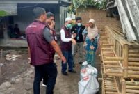 Ibu Mawar, nenek yang viral karena aksi mandi lumpur di akun media sosial (medsos) TikTok diberi bantuan oleh pemerintah. Bantuan yang diberikan berupa bantuan kewirausahaan, berupa (bantuan usaha) ternak ayam petelur, dan kebutuhan dasar Ibu Mawar,
Senin (23/1/2023).