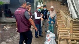 Ibu Mawar, nenek yang viral karena aksi mandi lumpur di akun media sosial (medsos) TikTok diberi bantuan oleh pemerintah. Bantuan yang diberikan berupa bantuan kewirausahaan, berupa (bantuan usaha) ternak ayam petelur, dan kebutuhan dasar Ibu Mawar,
Senin (23/1/2023).