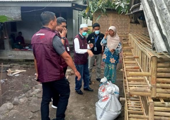 Ibu Mawar, nenek yang viral karena aksi mandi lumpur di akun media sosial (medsos) TikTok diberi bantuan oleh pemerintah. Bantuan yang diberikan berupa bantuan kewirausahaan, berupa (bantuan usaha) ternak ayam petelur, dan kebutuhan dasar Ibu Mawar,
Senin (23/1/2023).