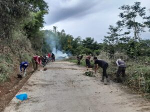 Tim Satgas Citarum Harum Sedang Kerja Bakti Bersama Dengan Masyarakat Kelurahan Wargamekar