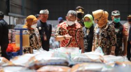 Wali Kota Bandung, Yana Mulyana memastikan berbagai stok komoditas pangan di Kota Bandung aman menjelang hari besar keagamaan seperti Ramadan dan Idulfitri. Saat ini 96,47 persen kebutuhan kita dari luar. Tentunya kita berupaya menjaga stok berbagai komoditas,