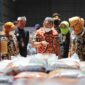 Wali Kota Bandung, Yana Mulyana memastikan berbagai stok komoditas pangan di Kota Bandung aman menjelang hari besar keagamaan seperti Ramadan dan Idulfitri. Saat ini 96,47 persen kebutuhan kita dari luar. Tentunya kita berupaya menjaga stok berbagai komoditas,