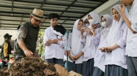 Sejak resmi dibuka untuk umum pada 11 Agustus 2022 lalu, Sekolah Kang Pisman (kurangi, pisahkan, dan manfaatkan) di Kelurahan Kebon Lega, Kecamatan Bojongloa Kidul, Kota Bandung banyak dikunjungi oleh siswa, mahasiswa, hingga masyarakat. 