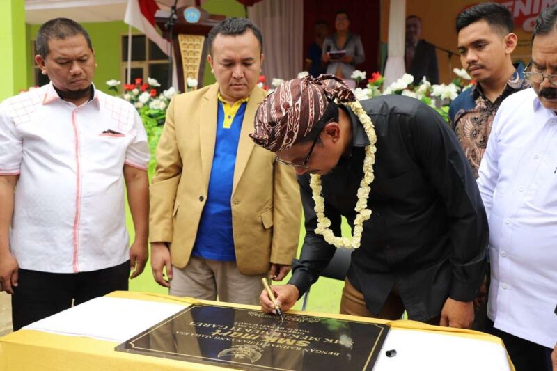 Wakil Bupati (Wabup) Garut dr. Helmi Budiman meresmikan SMK MART yang merupakan media belajar bagi para siswa di SMK Mekarmukti, berlokasi di Desa Cijayana, Kabupaten Garut, Jum'at (3/2/2023).