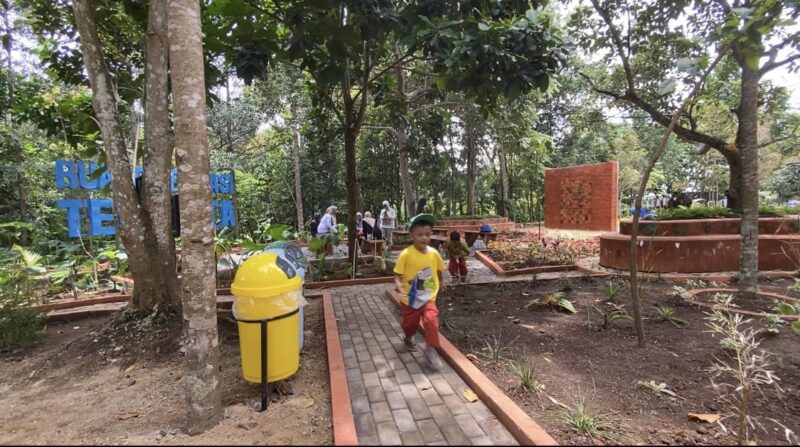 Taman Edukasi Terakota yang berada di Jalan Budi Indah Kecamatan Cidadap diresmikan Wali Kota Bandung, Yana Mulyana kini ramai dikunjungi warga. Senin (6 Februari 2023).