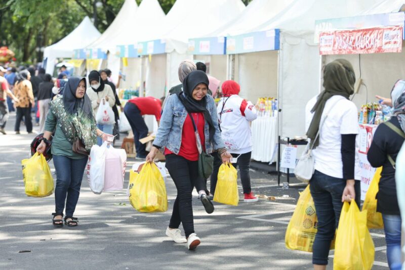 Untuk mengendalikan harga beras medium yang mengalami kenaikan, Pemerintah Kota (Pemkot) Bandung melalui Dinas Perdagangan dan Perindustrian (Disdagin) akan menggelar Operasi Pasar Beras Medium.