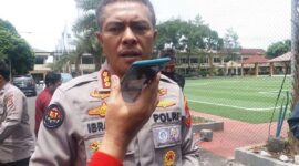 Kabid Humas Polda Jabar, Kombes Ibrahim Tompo : Kepolisian Daerah (Polda) Jawa Barat akan menindak tegas distributor yang kedapatan melakukan penimbunan minyak goreng subsidi.
Langkah tegas tersebut dilakukan untuk mengantisipasi kelangkaan minyak goreng subsidi di pasar-pasar. Bandung , Jumat (10/2/2023).