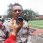 Kabid Humas Polda Jabar, Kombes Ibrahim Tompo : Kepolisian Daerah (Polda) Jawa Barat akan menindak tegas distributor yang kedapatan melakukan penimbunan minyak goreng subsidi.
Langkah tegas tersebut dilakukan untuk mengantisipasi kelangkaan minyak goreng subsidi di pasar-pasar. Bandung , Jumat (10/2/2023).
