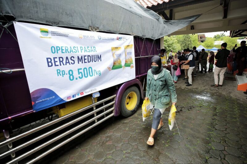 Operasi Pasar Beras Medium di tiga kecamatan, yakni Kecamatan Cibiru, Ujungberung, dan Cidadap, Kamis 16 Februari 2023.