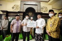 Walikota Bandung Yana Mulyana menyerahkan Bantuan pada agenda Jumat Keliling di Masjid Daarut Taubah Pondok Pesantren Daarut Taubah Kelurahan Kebon Jeruk Kecamatan Andir, Jumat 24 Februari 2023