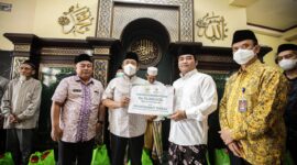 Walikota Bandung Yana Mulyana menyerahkan Bantuan pada agenda Jumat Keliling di Masjid Daarut Taubah Pondok Pesantren Daarut Taubah Kelurahan Kebon Jeruk Kecamatan Andir, Jumat 24 Februari 2023