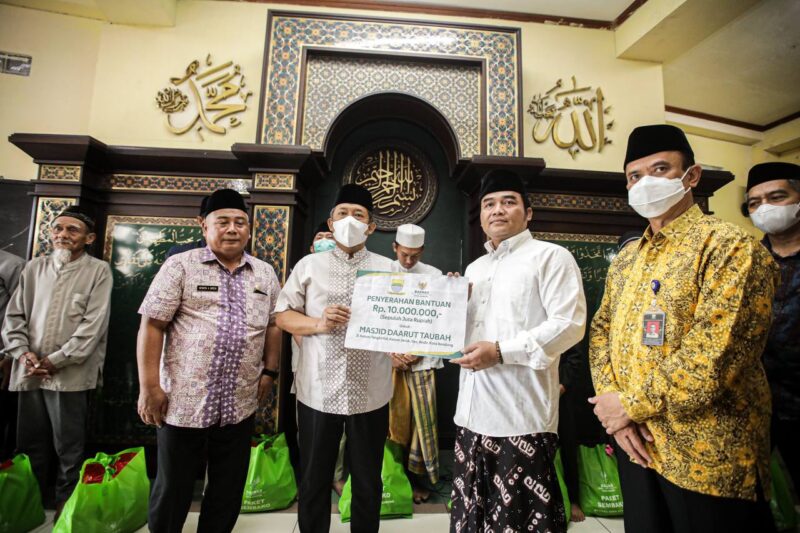 Walikota Bandung Yana Mulyana menyerahkan Bantuan pada agenda Jumat Keliling di Masjid Daarut Taubah Pondok Pesantren Daarut Taubah Kelurahan Kebon Jeruk Kecamatan Andir, Jumat 24 Februari 2023