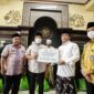 Walikota Bandung Yana Mulyana menyerahkan Bantuan pada agenda Jumat Keliling di Masjid Daarut Taubah Pondok Pesantren Daarut Taubah Kelurahan Kebon Jeruk Kecamatan Andir, Jumat 24 Februari 2023