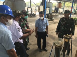 Dansektor 6 Citarum Harum Kol Kav Budiman Ciptadi S.A.P Bersama DLH Kabupaten Bandung Sedang Pengecekan IPAL di Pt Dalia Dayeuhkolot