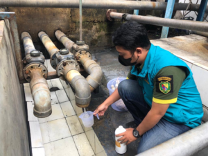 Petugas DLH Kabupaten Bandung Sedang Mengambil Sampel Air IPAL di Pt Tridaya Untuk Pengecekan PH di Laboratorium