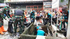 Foto Pengangkatan Sampah yang tersumbat oleh Kolaborasi Pentahelix Bersama Satgas Citarum Harum Sektor 6