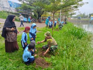 Anak-Anak Tk Al-Muwafaqoh Baleendah sedang menanam pohon bersama anggota satgas citarum harum sektor 6 di Taman Air Bojongsoang