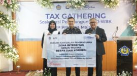 Wakil Bupati Bandung H Sahrul Gunawan (tengah) bersama Kepala Kantor Wilayah (Kanwil) Ditjen Pajak Jawa Barat 1 Erna Sulistyowati (kiri) serta Kepala KPP Pratama Majalaya Akhmad Tizani berfoto dalam pencanangan mencanangkan Zona Integritas Wilayah Bebas Korupsi (ZI WBK). Majalaya Kamis 2 Februari 2023.