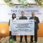 Wakil Bupati Bandung H Sahrul Gunawan (tengah) bersama Kepala Kantor Wilayah (Kanwil) Ditjen Pajak Jawa Barat 1 Erna Sulistyowati (kiri) serta Kepala KPP Pratama Majalaya Akhmad Tizani berfoto dalam pencanangan mencanangkan Zona Integritas Wilayah Bebas Korupsi (ZI WBK). Majalaya Kamis 2 Februari 2023.