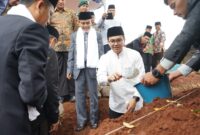 Wakil Bupati Bandung H Sahrul Gunawan SE meletakkan batu pertama pembangunan ruang kelas baru di Pondok Pesantren Habiburrahman Bojong Nagreg Kabupaten Bandung, dalam rangkaian acara tasyakur  milad ke 5 pondok pesantren Habiburrahman. Sabtu 25 Februari 2023 ( foto andk)