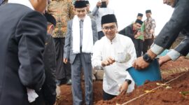Wakil Bupati Bandung H Sahrul Gunawan SE meletakkan batu pertama pembangunan ruang kelas baru di Pondok Pesantren Habiburrahman Bojong Nagreg Kabupaten Bandung, dalam rangkaian acara tasyakur  milad ke 5 pondok pesantren Habiburrahman. Sabtu 25 Februari 2023 ( foto andk)