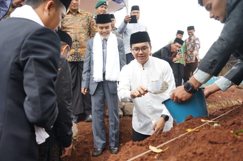 Wakil Bupati Bandung H Sahrul Gunawan SE meletakkan batu pertama pembangunan ruang kelas baru di Pondok Pesantren Habiburrahman Bojong Nagreg Kabupaten Bandung, dalam rangkaian acara tasyakur  milad ke 5 pondok pesantren Habiburrahman. Sabtu 25 Februari 2023 ( foto andk)