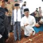 Wakil Bupati Bandung H Sahrul Gunawan SE meletakkan batu pertama pembangunan ruang kelas baru di Pondok Pesantren Habiburrahman Bojong Nagreg Kabupaten Bandung, dalam rangkaian acara tasyakur  milad ke 5 pondok pesantren Habiburrahman. Sabtu 25 Februari 2023 ( foto andk)