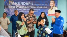 Wakil ketua Komisi X DPR-RI Dede Yusuf didampingi H Asep Ikhsan salam acara silaturahmi bersama warga Baleendah. Sabtu 4 Februari 2023