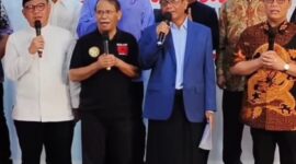 Dede Yusuf Macan Effendi, Wakil ketua Komisi X DPR dan ketua Wantim (Dewan Pertimbangan) DPD Partai Demokrat Jabar shalawatan dengan para tokoh nasional dalam acara yang bertajuk Bershalawat Mendinginkan Suhu Politik 2023. Pondok Bambu 13 Februari 2023