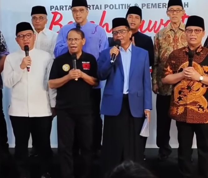 Dede Yusuf Macan Effendi, Wakil ketua Komisi X DPR dan ketua Wantim (Dewan Pertimbangan) DPD Partai Demokrat Jabar shalawatan dengan para tokoh nasional dalam acara yang bertajuk Bershalawat Mendinginkan Suhu Politik 2023. Pondok Bambu 13 Februari 2023