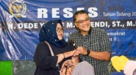 Wakil ketua komisi X DPRRI Dede Yusuf melontarkan beberapa pertanyaan kepada emak-emak yang hadir pada saat reses di daerah pemilihan. Kali ini lokasinya di Desa Gajahmekar, Kecamatan Kutawaringin, Kabupaten Bandung. Kamis 23/2/2023.