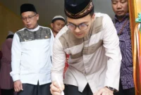 Wakil Bupati Bandung H Sahrul Gunawan SE didampingi direktur Yayasan Masjid Nusantara Pras Purwo (kiri) menandatangani Prasasti Masjid Al Mukhlisin di Kp.Pasir pari Desa Pangauban kecamatan Pacet Kabupaten Bandung. Jum'at 24 /2/2023.