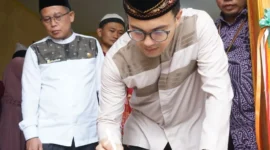 Wakil Bupati Bandung H Sahrul Gunawan SE didampingi direktur Yayasan Masjid Nusantara Pras Purwo (kiri) menandatangani Prasasti Masjid Al Mukhlisin di Kp.Pasir pari Desa Pangauban kecamatan Pacet Kabupaten Bandung. Jum'at 24 /2/2023.